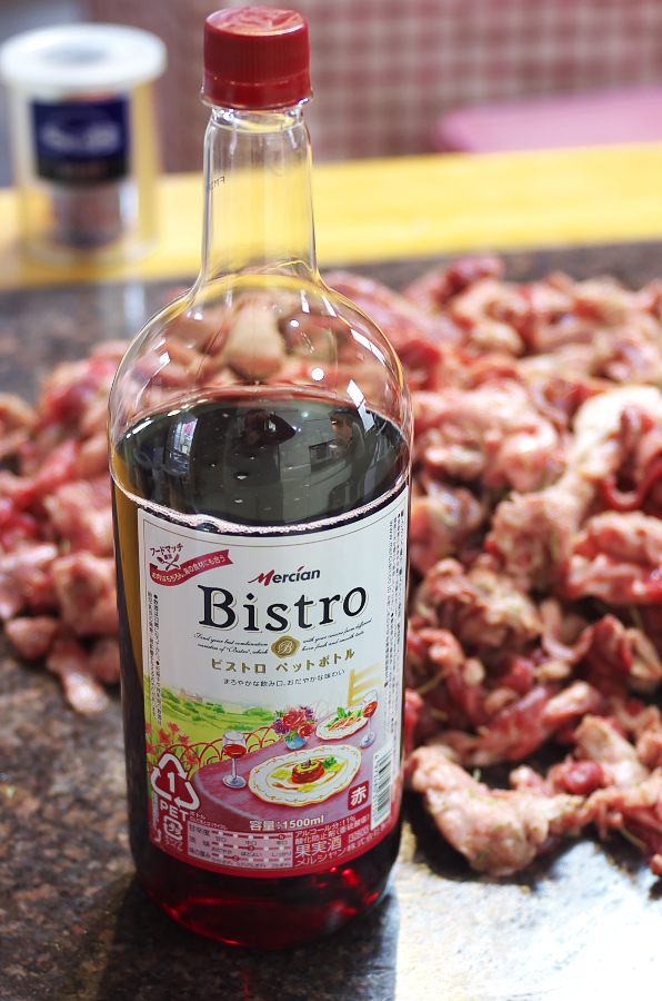 05牛スジはワインで煮ます